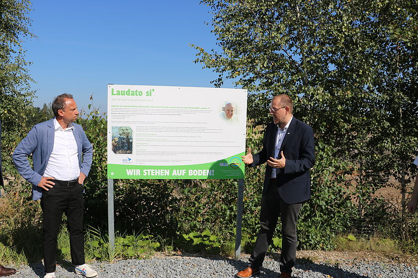 Auf dem Bild ist der bayerische Umweltminister Glauber bei seinem Besuch des Bodenentdeckungspfades zu sehen.