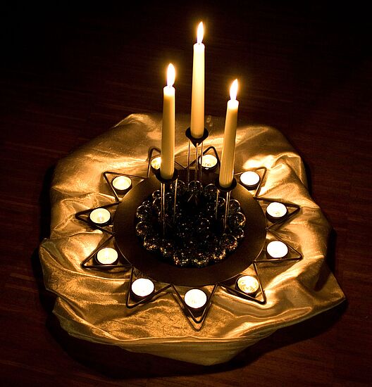 Um eine Mitte, die trägt: "Sehnsucht Weihnacht"