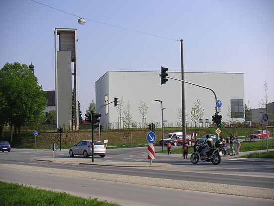 St. Franziskus, Burgweinting 
"Eine Kirche, die sich öffnet zum Himmel"