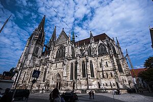 Wie der Dom zu seinem Namen kam 
oder: warum der hl. Petrus im Schifferl sitzt